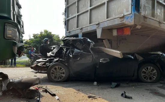 Ô tô con bẹp rúm dưới gầm xe tải sau tai nạn ở Hà Nội, 3 người thương vong