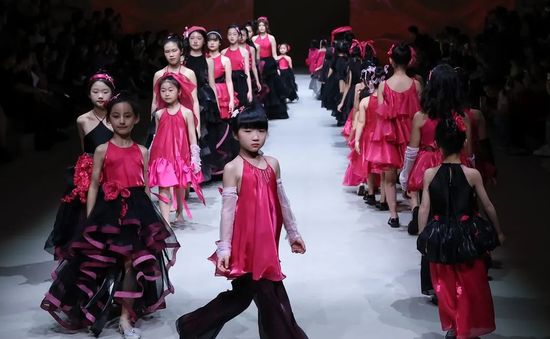 Dàn mẫu nhí Việt tới Tuần lễ thời trang Thượng Hải 2024