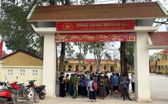 Thanh Hóa: Tạm dừng sáp nhập hai trường tiểu học khi hàng trăm phụ huynh phản đối