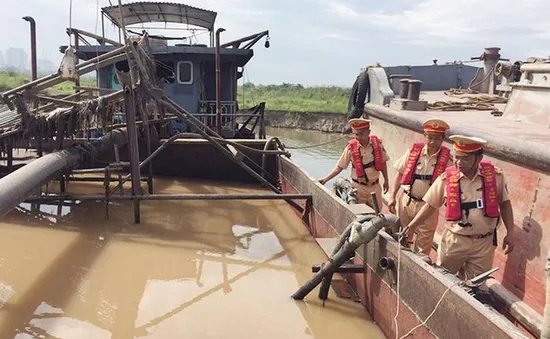 Cảnh sát đường thủy nổ súng cảnh cáo, bắt các tàu hút cát trái phép trên sông Hồng