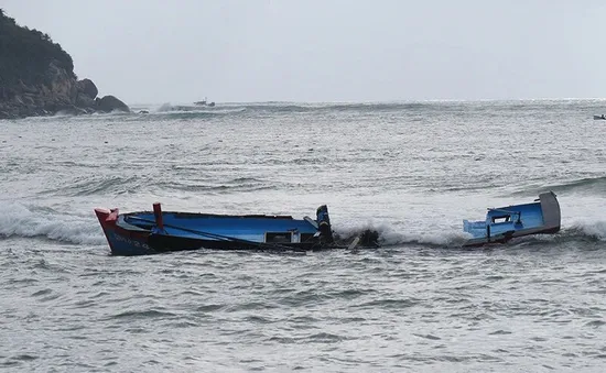 Tàu cá Quảng Ngãi chìm trên biển, 4 ngư dân may mắn thoát nạn