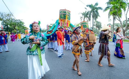 Độc đáo Lễ rước Cung Nghinh Thánh Mẫu trên đường phố Huế