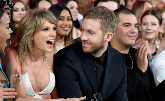 Vợ của Calvin Harris thừa nhận lén nghe nhạc Taylor Swift