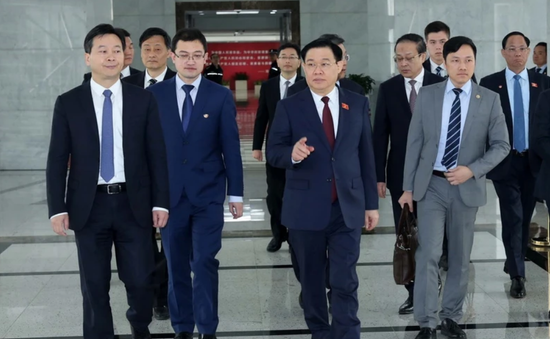 Chủ tịch Quốc hội Vương Đình Huệ thăm khu thí điểm mậu dịch tự do Thượng Hải