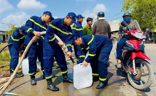 Cấp phát miễn phí nước ngọt cho người dân vùng hạn mặn Bến Tre