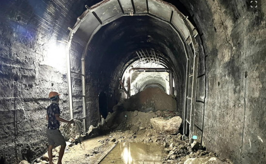 Chưa thể khắc phục xong sự cố sạt lở hầm đường sắt Bãi Gió