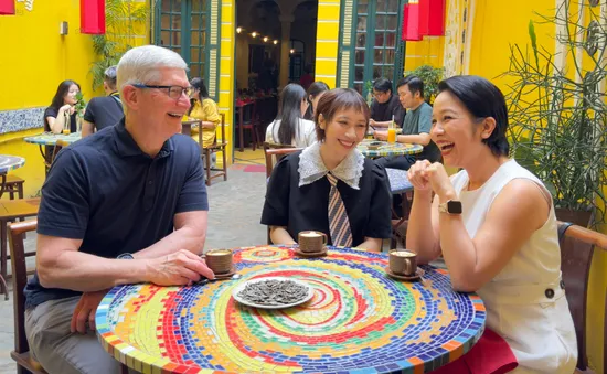 Mẹ con Mỹ Linh - Mỹ Anh háo hức gặp gỡ Tim Cook tại Hà Nội