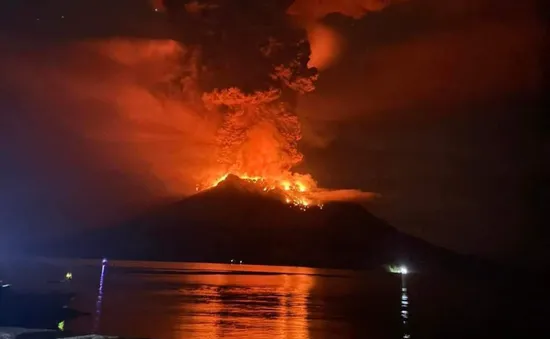 Núi lửa phun trào, hàng trăm người dân Indonesia sơ tán