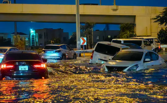 Mưa bão lịch sử làm tê liệt thành phố Dubai