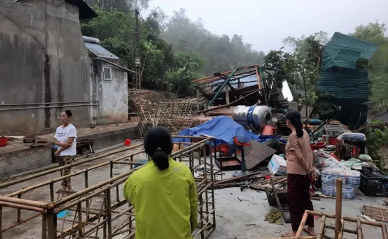 Mưa đá, dông lốc làm tốc mái hàng trăm căn nhà, hoa màu hư hại