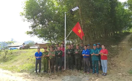 "Ánh sáng an ninh" thắp sáng đường quê