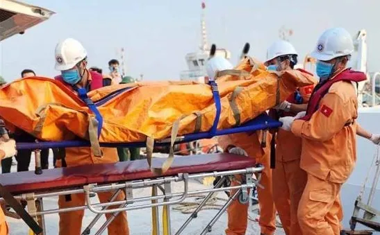 Lật sà lan trên biển Lý Sơn: Xác định danh tính 4 nạn nhân tử vong