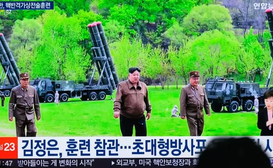 Nhà lãnh đạo Triều Tiên Kim Jong Un thị sát thử nghiệm hệ thống tên lửa mới