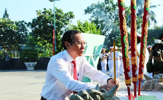 Lãnh đạo TP Hồ Chí Minh dâng hương tưởng niệm các anh hùng liệt sĩ