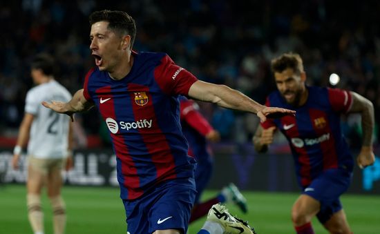 Robert Lewandowski lập hat-trick, Barcelona ngược dòng trước Valencia