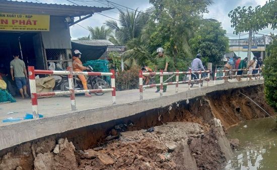 Sạt lở đe dọa đường giao thông ở Cần Thơ