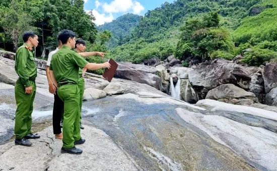 Hai học sinh đuối nước thương tâm khi ra suối lấy rêu về ăn