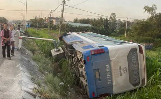 Xe khách lật nghiêng sau khi tông vào đuôi xe đầu kéo