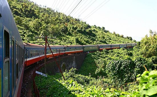 Buổi sáng trên tàu du lịch kết nối di sản miền Trung