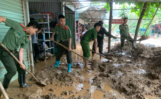 Lũ ống, lũ quét phá hủy nhiều ngôi nhà tại Điện Biên