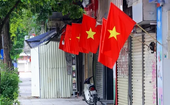 Kỷ niệm 70 năm Ngày Giải phóng Thủ đô, Hà Nội tặng mỗi gia đình 1 lá cờ Tổ quốc