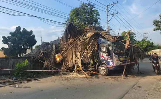 Đang ngủ trong chòi lá, người đàn ông bất ngờ bị xe tập lái tông tử vong