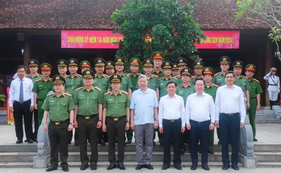 Bộ Công an dâng hoa, dâng hương tưởng niệm Chủ tịch Hồ Chí Minh