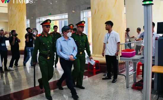 Cựu Bộ trưởng Nguyễn Thanh Long, TGĐ Việt Á Phan Quốc Việt được dẫn giải đến tòa phúc thẩm