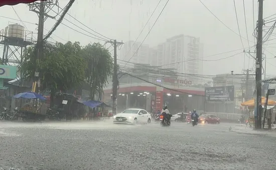 Nhiều tuyến phố tại TP Hồ Chí Minh ngập sâu sau mưa lớn