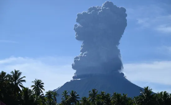 Núi lửa Ibu của Indonesia lại phun trào, phun ra tháp tro bụi khổng lồ