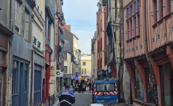 Cảnh sát Pháp tiêu diệt đối tượng đốt giáo đường Do Thái Rouen