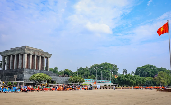 Đông đảo người dân xếp hàng vào Lăng viếng Chủ tịch Hồ Chí Minh