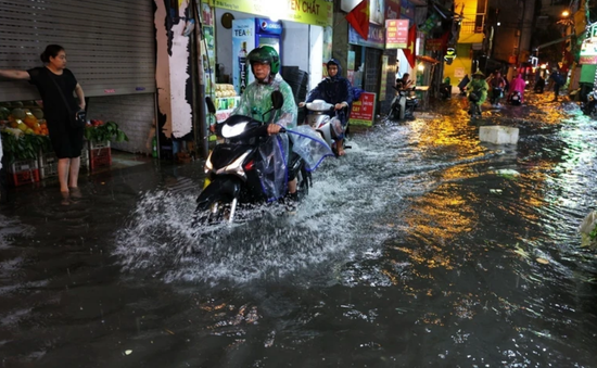 Mưa lớn gây ngập úng cục bộ tại Hà Nội