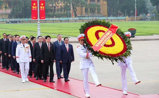 Lãnh đạo Đảng, Nhà nước và các đại biểu Quốc hội vào Lăng viếng Chủ tịch Hồ Chí Minh