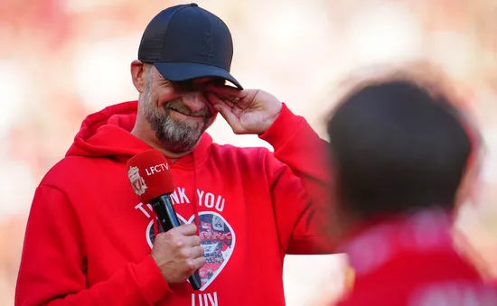 HLV Jurgen Klopp rơi lệ trong ngày chia tay Liverpool