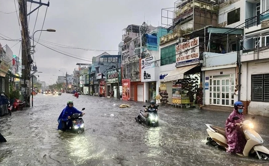 Đường ngập sâu sau mưa lớn ở TP Hồ Chí Minh, người dân chật vật di chuyển