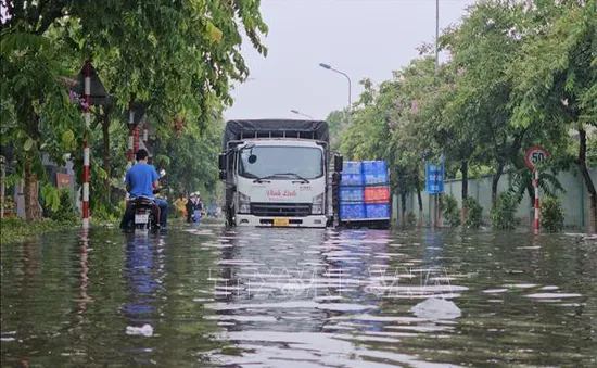 Bến Tre: Mưa lớn kéo dài khiến khu công nghiệp Giao Long chìm trong biển nước