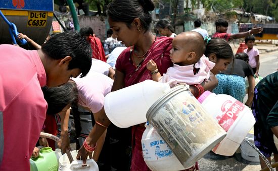 Người dân nghèo Ấn Độ khổ sở vì không có nước