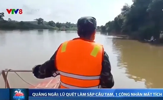 Quảng Ngãi: Lũ quét làm sập cầu tạm một công nhân mất tích