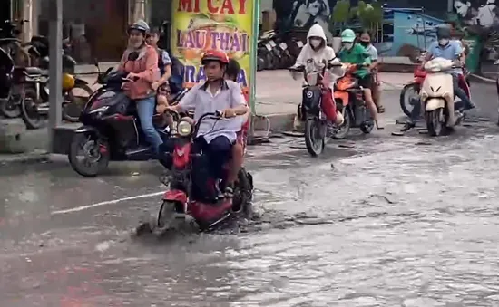 TP Hồ Chí Minh: Đường xuống cấp người dân đi lại khó khăn