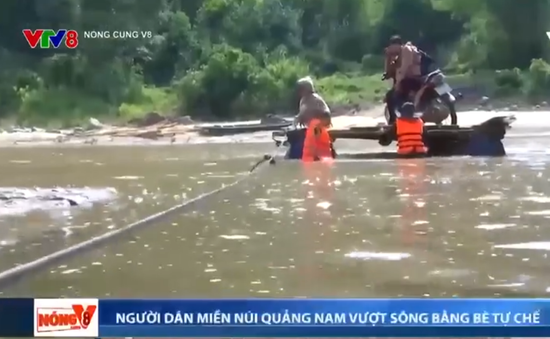 Người dân miền núi Quảng Nam tự làm bè vượt sông
