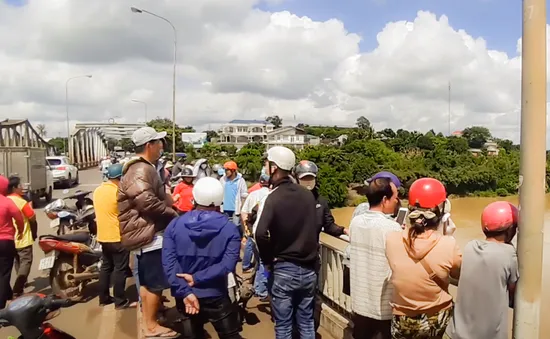 Phát hiện thi thể trôi sông có hình xăm "cô đơn không bao giờ chết"