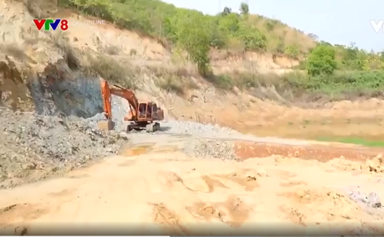 Đắk Nông: Khai thác đất trái phép diễn ra cả ngày lẫn đêm