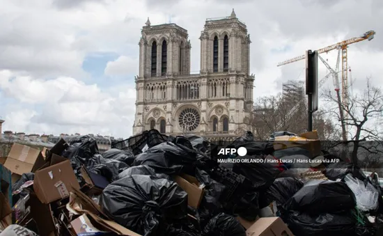 Paris có nguy cơ ngập rác trong kỳ Thế vận hội do công nhân thu gom đình công