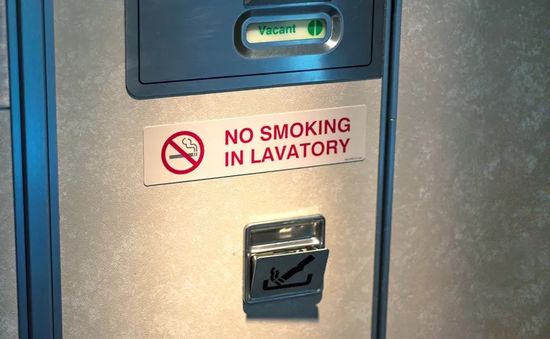Tại sao một số máy bay vẫn trang bị gạt tàn dù cấm hút thuốc?