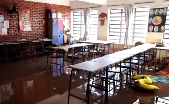 Nhiều học sinh ở Brazil điêu đứng sau lũ lụt