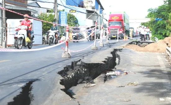 Sạt lở nghiêm trọng trên Quốc lộ 80, mặt đường xuất hiện nhiều vết nứt lớn