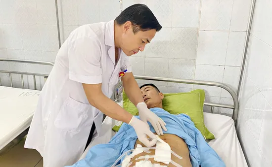 Phẫu thuật cấp cứu nam bệnh nhân bị xà beng đâm xuyên thành bụng