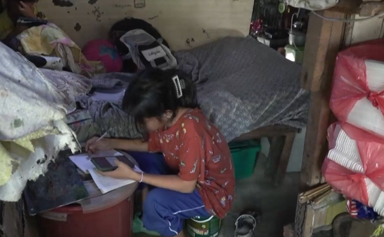 Học sinh nghèo Philippines chật vật học ở nhà giữa nắng nóng