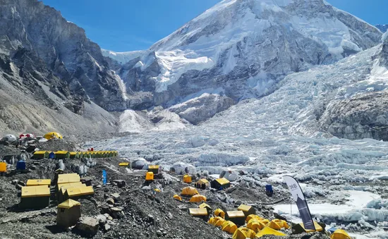 Nepal hạn chế giấy phép leo núi Everest